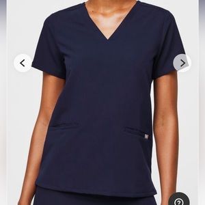 Figs Casma 3 Pocket Scrub Top in Navy
